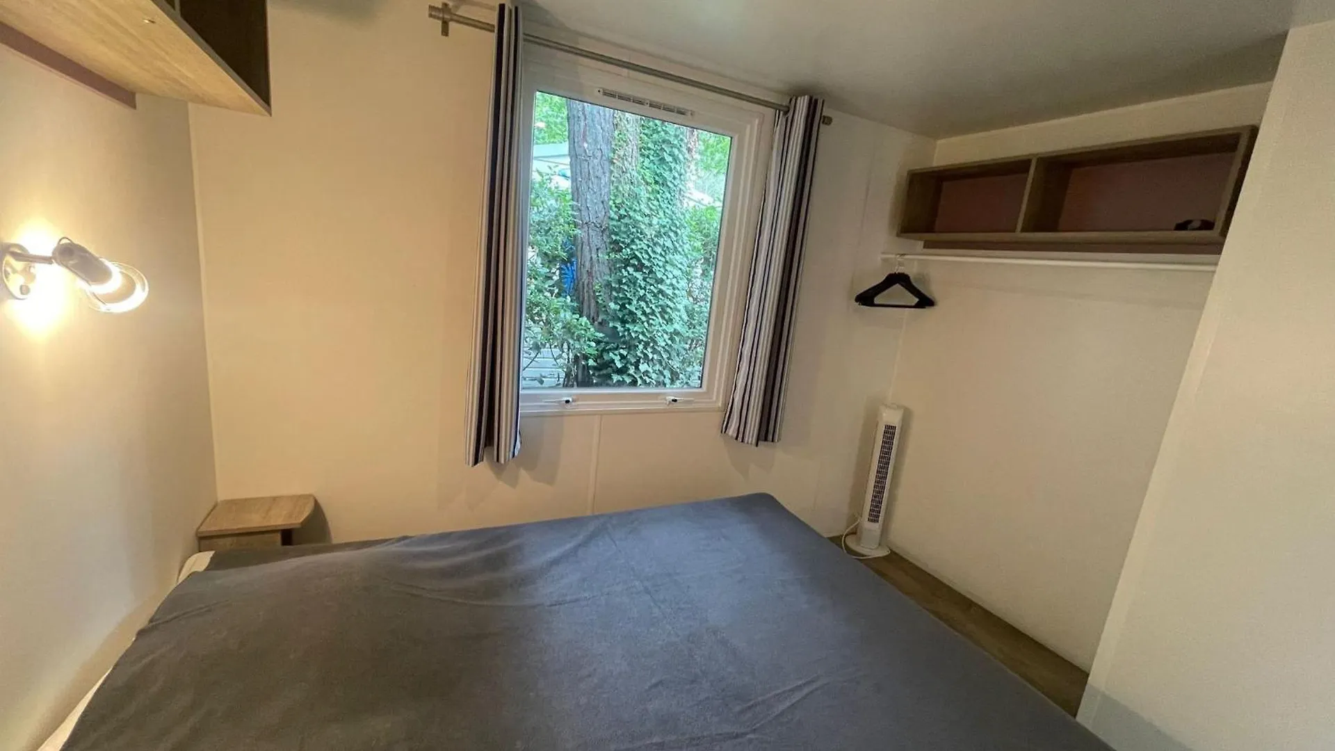 Mobilhome 228 Proche Du Lac , Tv , Clim Ect Camping 4 Etoiles La Roque-d'Antheron 0*,  France