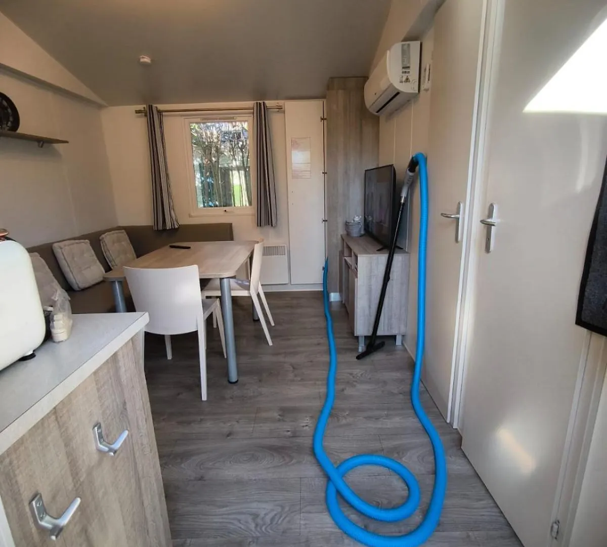 Mobilhome 228 Proche Du Lac , Tv , Clim Ect Camping 4 Etoiles La Roque-d'Antheron