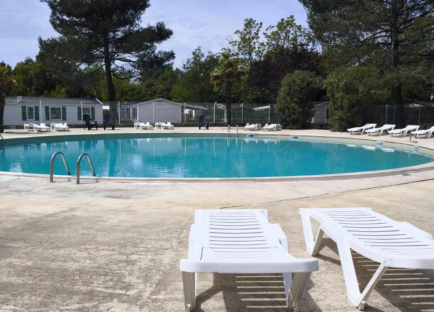 Mobilhome 228 Proche Du Lac , Tv , Clim Ect Camping 4 Etoiles La Roque-d'Antheron