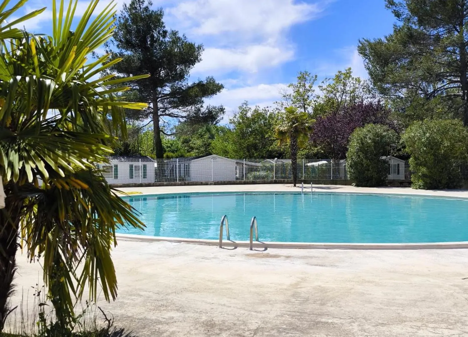 Mobilhome 228 Proche Du Lac , Tv , Clim Ect Camping 4 Etoiles La Roque-d'Antheron
