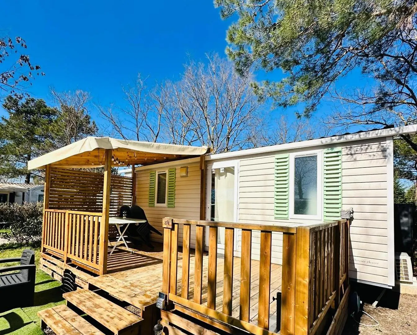 Mobilhome 228 Proche Du Lac , Tv , Clim Ect Camping 4 Etoiles La Roque-d'Antheron 0*,  France