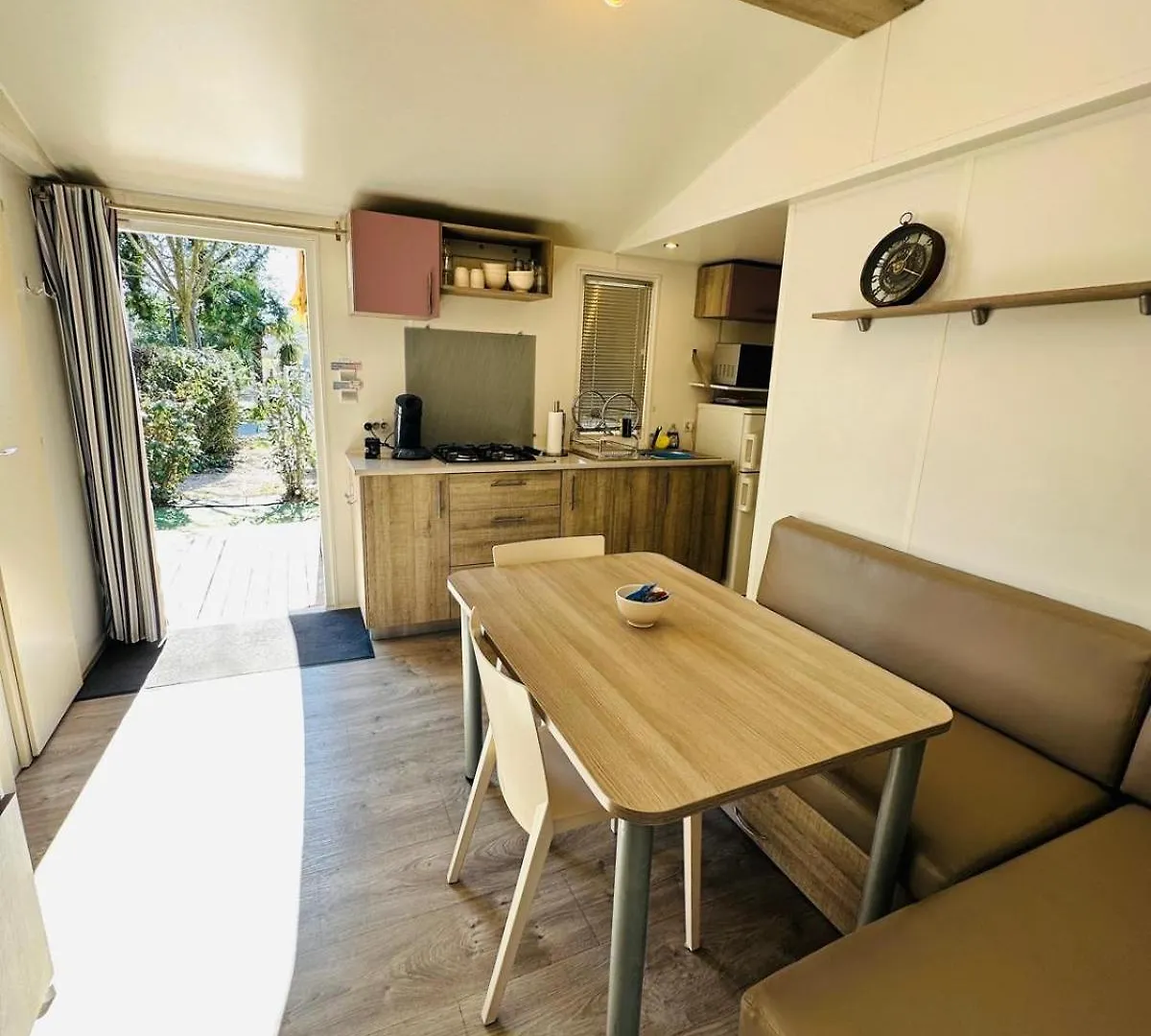 Mobilhome 228 Proche Du Lac , Tv , Clim Ect Camping 4 Etoiles La Roque-d'Antheron 0*,