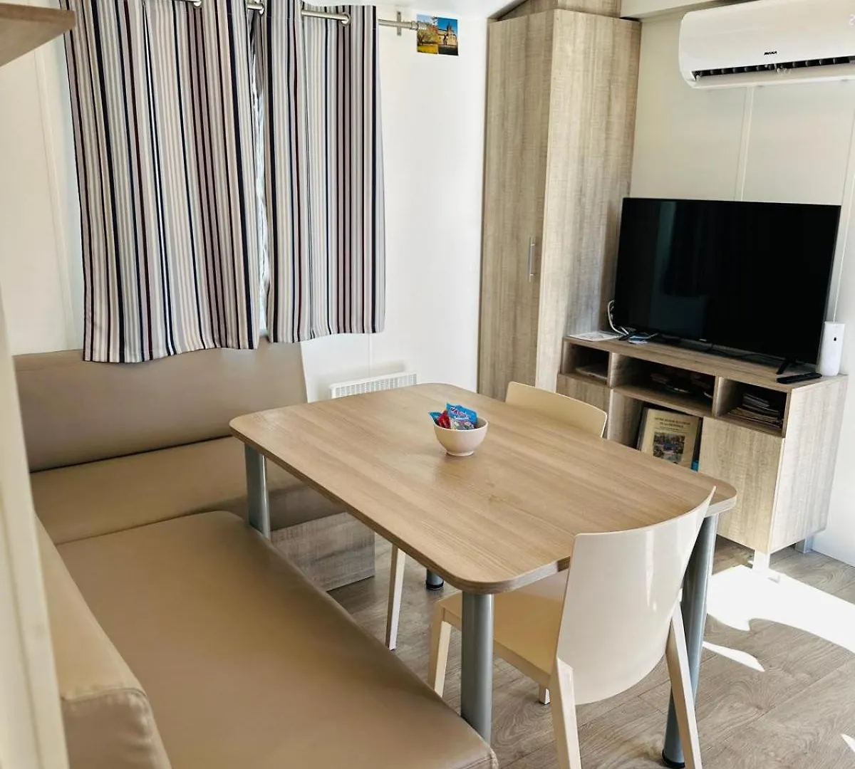 Mobilhome 228 Proche Du Lac , Tv , Clim Ect Camping 4 Etoiles La Roque-d'Antheron France